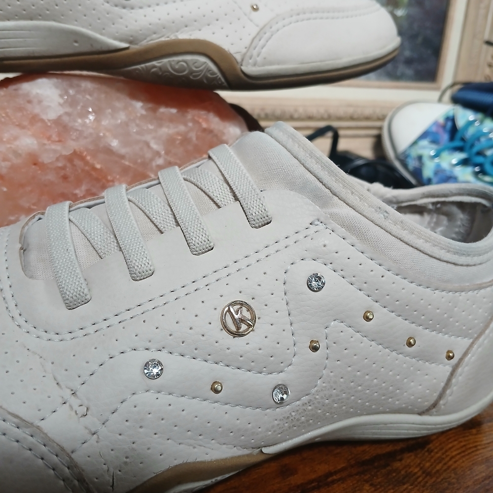 Elegant Cream Sneakers for Women - Picture 2 of 6